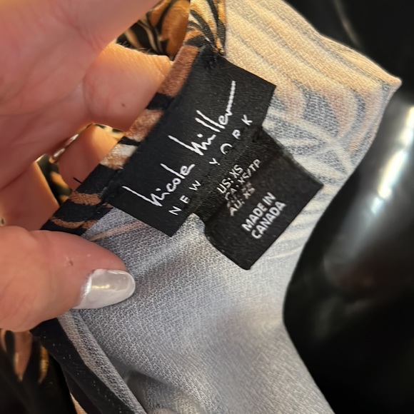 2/$20 Tropical leaf print romper Nicole miller - Picture 10 of 10